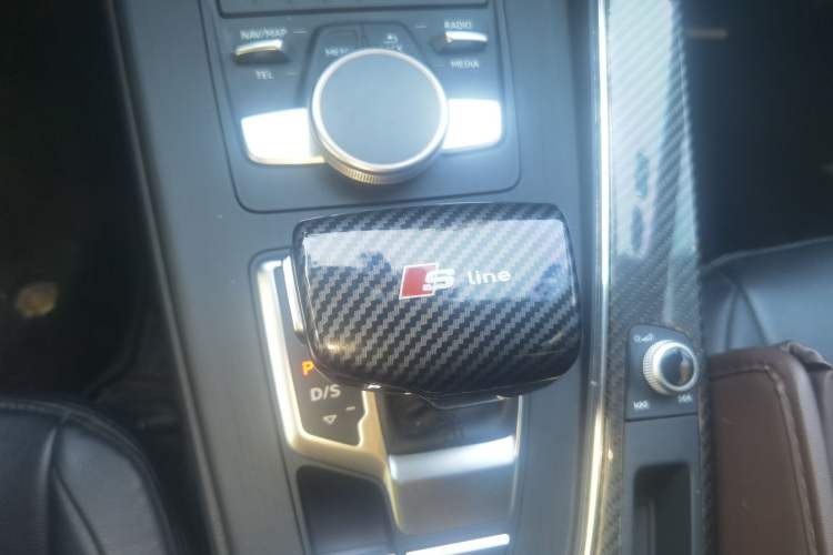 Used Audi A4L 2019 40 TFSI Fashion Edition China VI Emission Standard Gear Lever