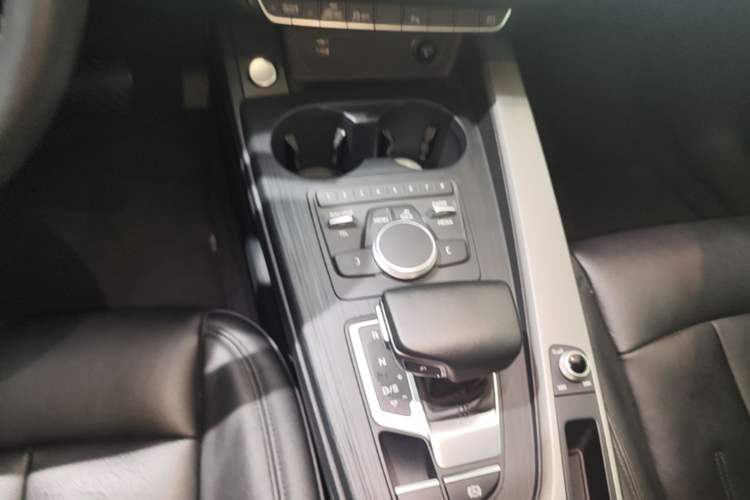 Used Audi A4L 2019 40 TFSI Ambition China VI Gear Lever