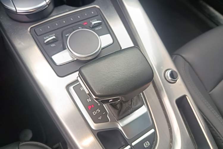 Used Audi A4L 2019 40 TFSI Fashion Edition China VI Emission Standard Gear Lever