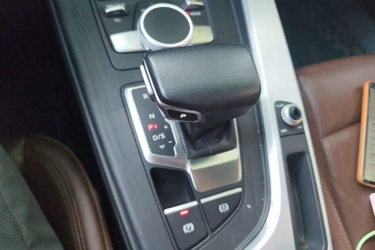 Used Audi A4L 2019 40 TFSI Fashion Version China V Gear Lever