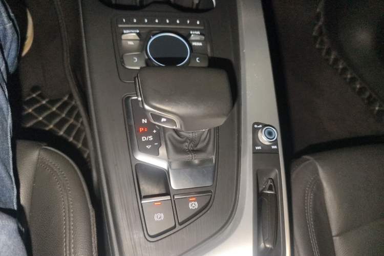 Used Audi A4L 2019 40 TFSI Fashion Edition China VI Emission Standard Gear Lever