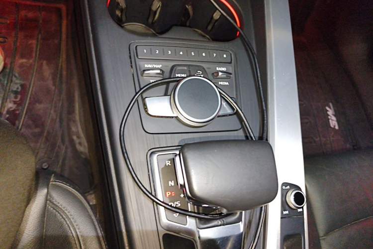 Used Audi A4L 2019 40 TFSI Fashion Edition China VI Emission Standard Gear Lever