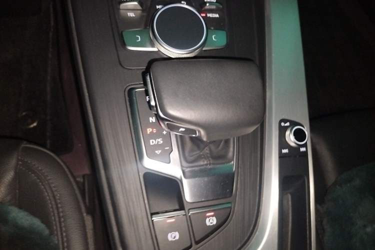 Used Audi A4L 2019 40 TFSI Fashion Edition China VI Emission Standard Gear Lever