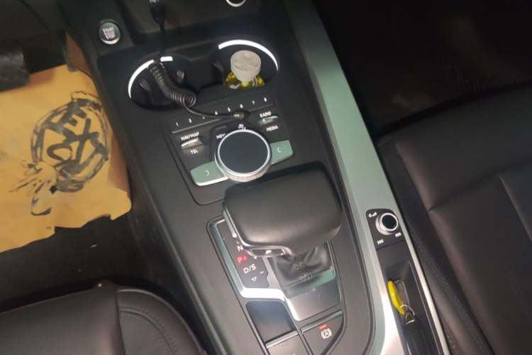 Used Audi A4L 2019 40 TFSI Fashion Edition China VI Emission Standard Gear Lever