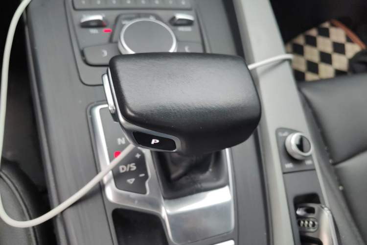 Used Audi A4L 2019 40 TFSI Ambition China VI Gear Lever