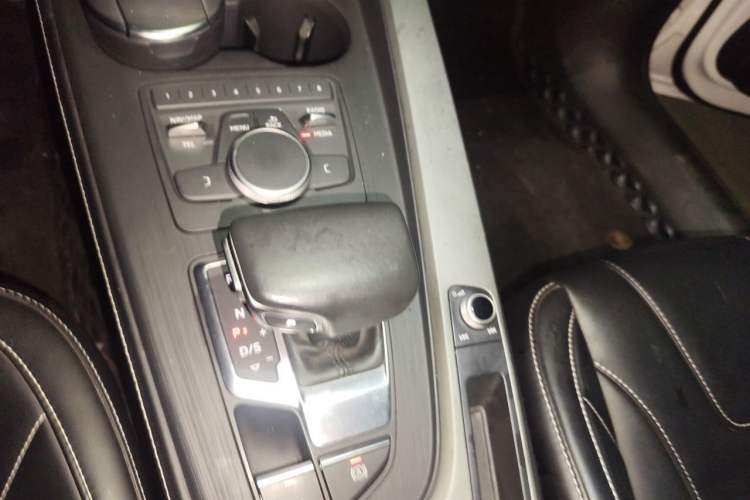 Used Audi A4L 2019 40 TFSI Ambition China VI Gear Lever