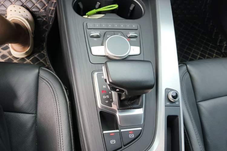 Used Audi A4L 2019 40 TFSI Fashion Edition China VI Emission Standard Gear Lever