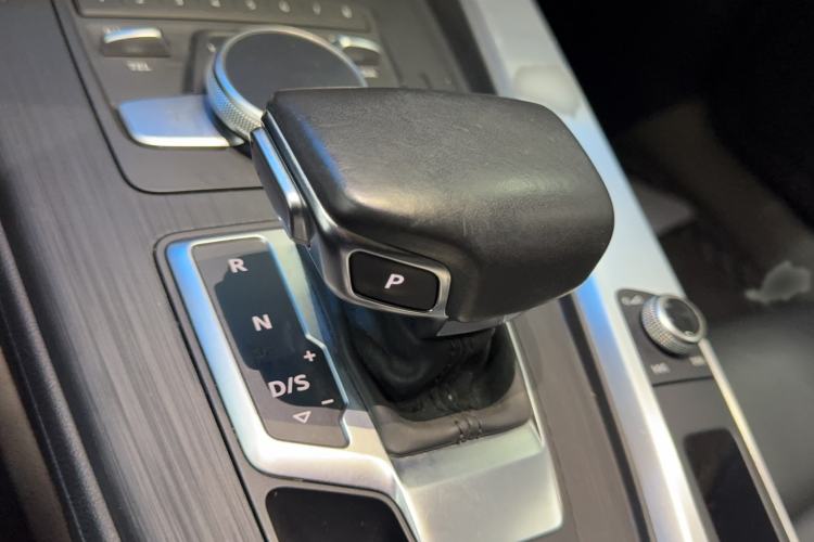 Used Audi A4L 2019 40 TFSI Fashion Edition China VI Emission Standard Gear Lever