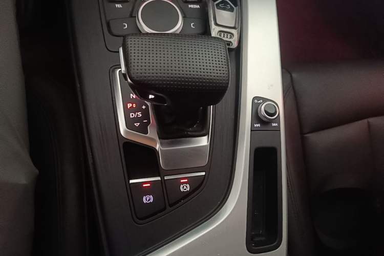 Used Audi A4L 2019 40 TFSI Ambition China VI Gear Lever