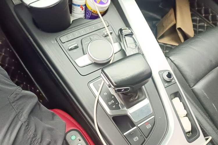 Used Audi A4L 2019 40 TFSI Fashion Edition China VI Emission Standard Gear Lever