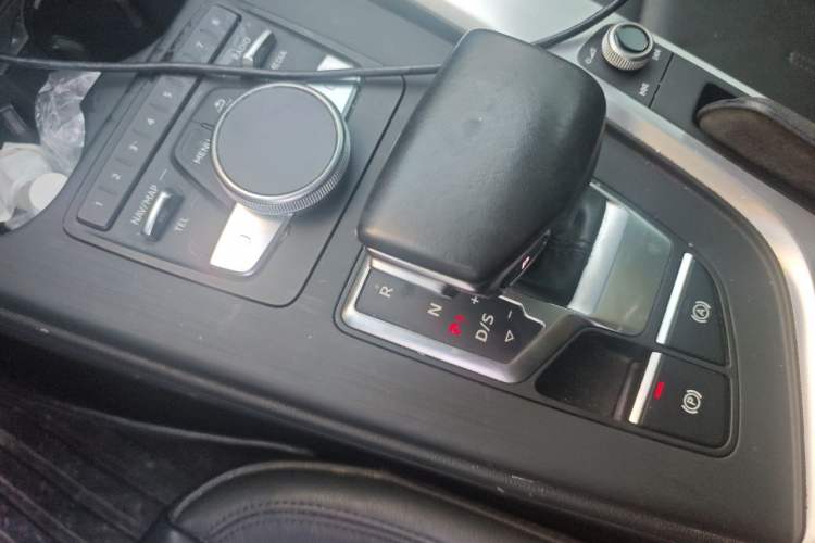 Used Audi A4L 2019 40 TFSI Fashion Version China V Gear Lever