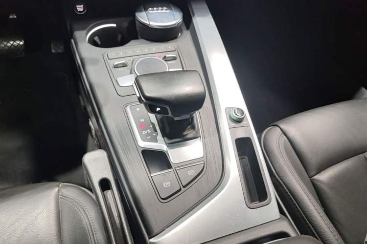 Used Audi A4L 2019 40 TFSI Fashion Edition China VI Emission Standard Gear Lever