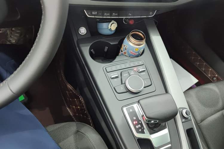 Used Audi A4L 2019 40 TFSI Ambition China VI Gear Lever