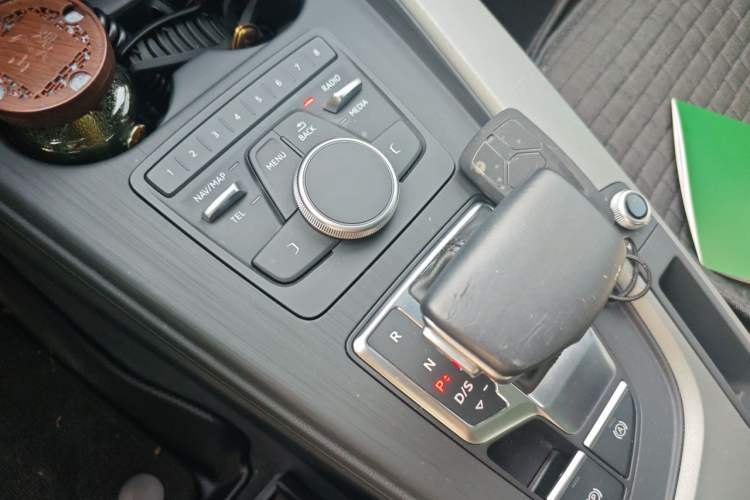 Used Audi A4L 2019 40 TFSI Ambition China VI Gear Lever