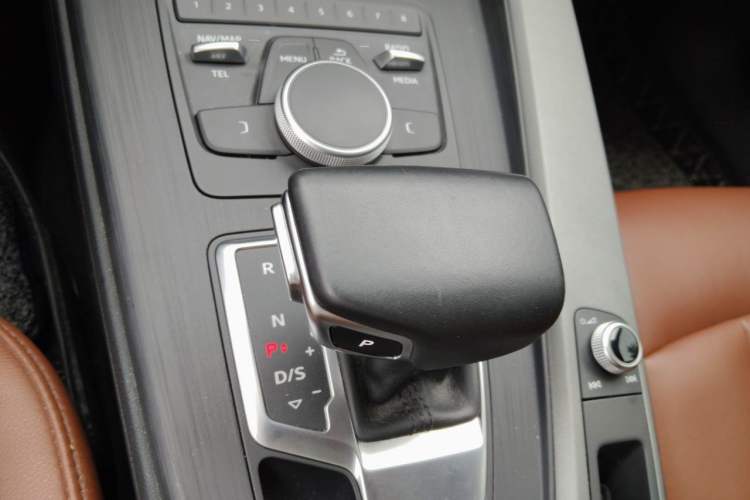 Used Audi A4L 2019 40 TFSI Ambition China VI Gear Lever