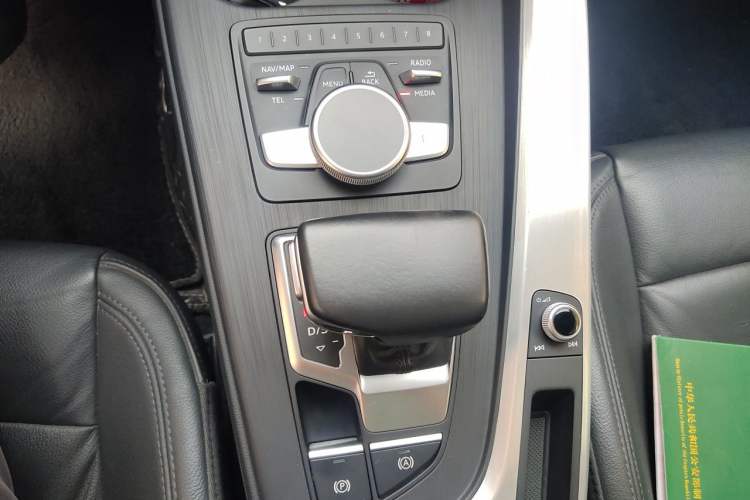 Used Audi A4L 2019 40 TFSI Fashion Edition China VI Emission Standard Gear Lever