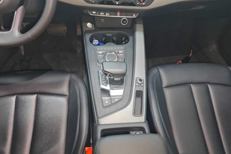 Used Audi A4L 2019 40 TFSI Ambition China VI Gear Lever