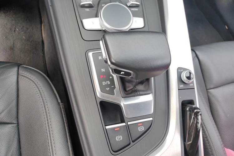 Used Audi A4L 2019 40 TFSI Fashion Edition China VI Emission Standard Gear Lever