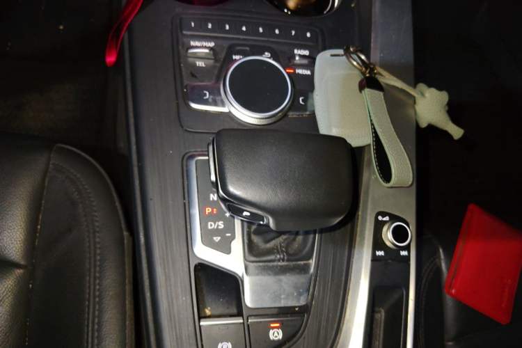Used Audi A4L 2019 40 TFSI Fashion Edition China VI Emission Standard Gear Lever