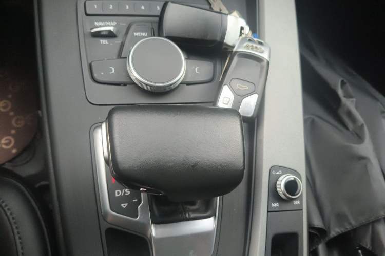 Used Audi A4L 2019 40 TFSI Ambition China VI Gear Lever