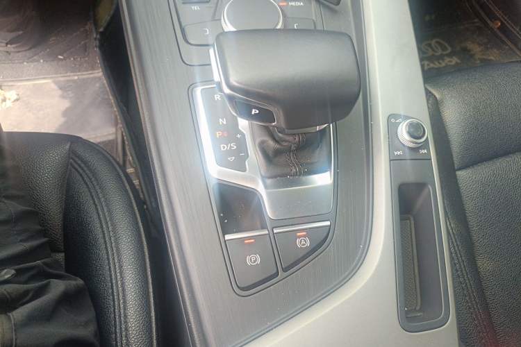 Used Audi A4L 2019 40 TFSI Ambition Version China V Gear Lever