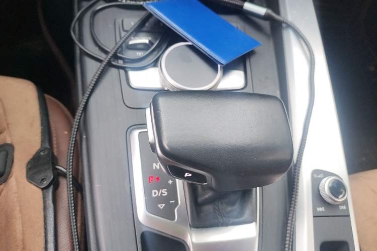 Used Audi A4L 2019 40 TFSI Fashion Version China V Gear Lever