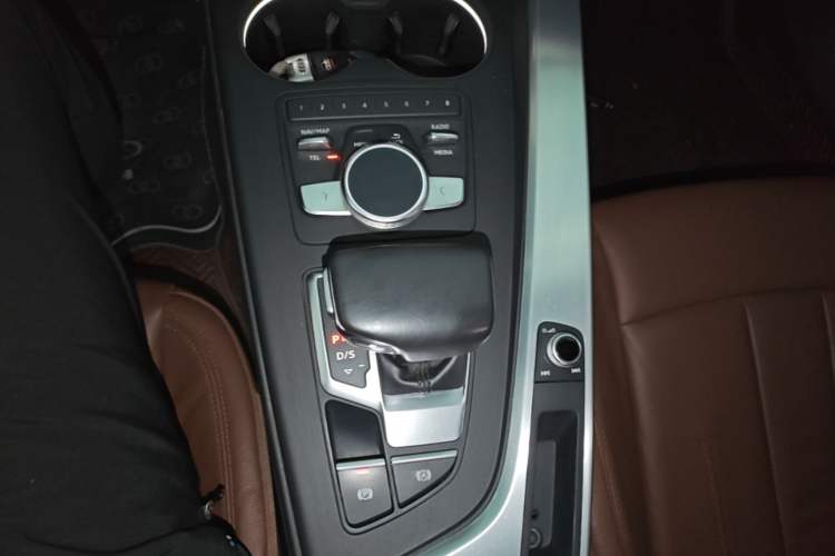 Used Audi A4L 2019 40 TFSI Fashion Version China V Gear Lever