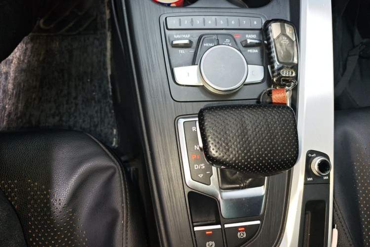 Used Audi A4L 2019 40 TFSI Fashion Edition China VI Emission Standard Gear Lever