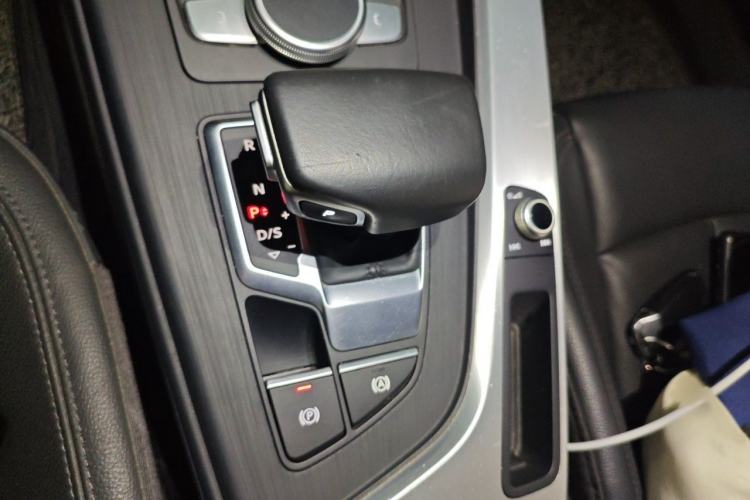 Used Audi A4L 2019 40 TFSI Fashion Edition China VI Emission Standard Gear Lever