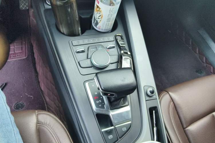 Used Audi A4L 2019 40 TFSI Ambition China VI Gear Lever