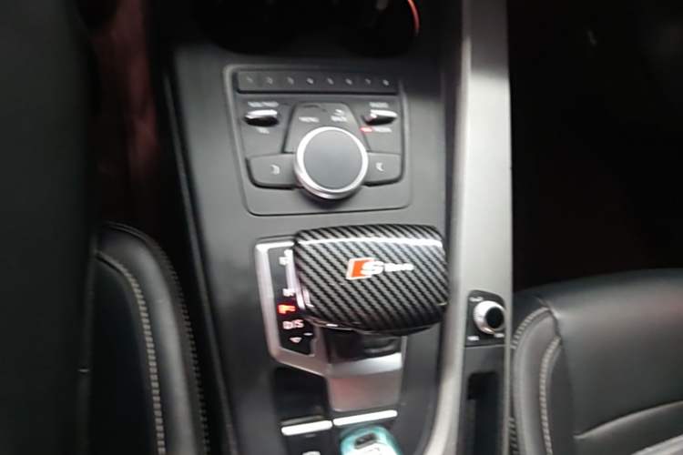 Used Audi A4L 2019 40 TFSI Ambition China VI Gear Lever