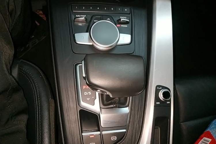 Used Audi A4L 2019 40 TFSI Fashion Edition China VI Emission Standard Gear Lever