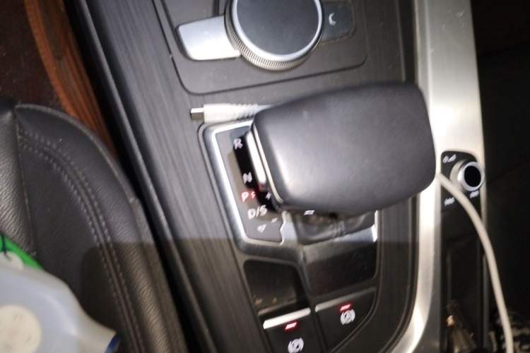 Used Audi A4L 2019 40 TFSI Fashion Edition China VI Emission Standard Gear Lever