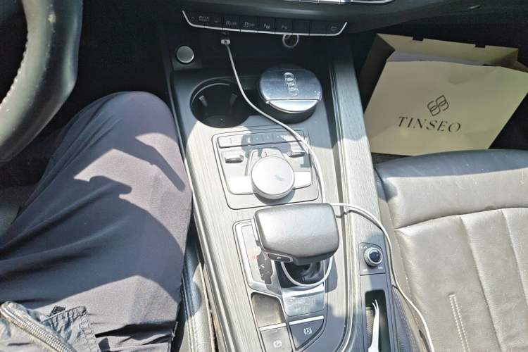 Used Audi A4L 2019 40 TFSI Fashion Edition China VI Emission Standard Gear Lever