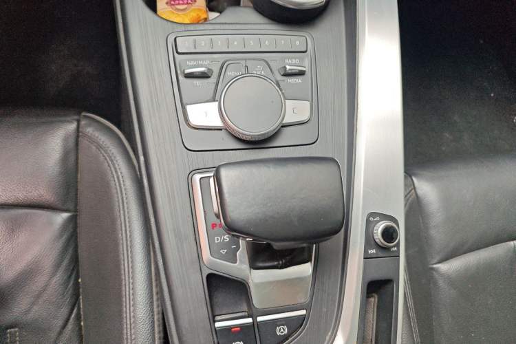 Used Audi A4L 2019 40 TFSI Fashion Edition China VI Emission Standard Gear Lever