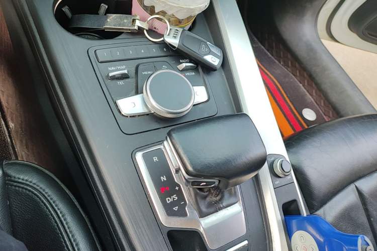 Used Audi A4L 2019 40 TFSI Fashion Version China V Gear Lever