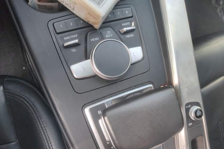 Used Audi A4L 2019 40 TFSI Fashion Edition China VI Emission Standard Gear Lever