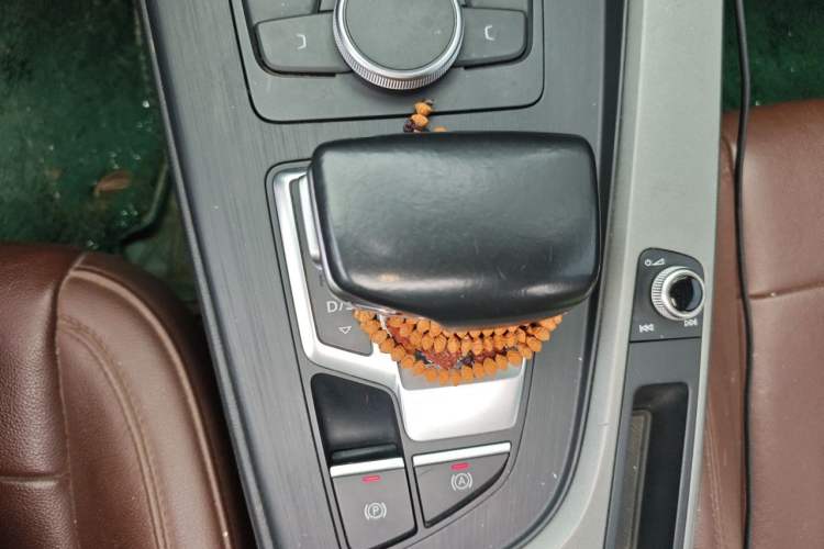 Used Audi A4L 2019 40 TFSI Ambition China VI Gear Lever