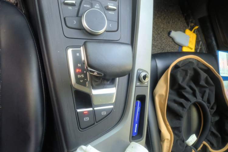 Used Audi A4L 2019 40 TFSI Ambition China VI Gear Lever