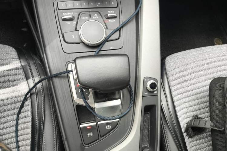 Used Audi A4L 2019 40 TFSI Ambition China VI Gear Lever