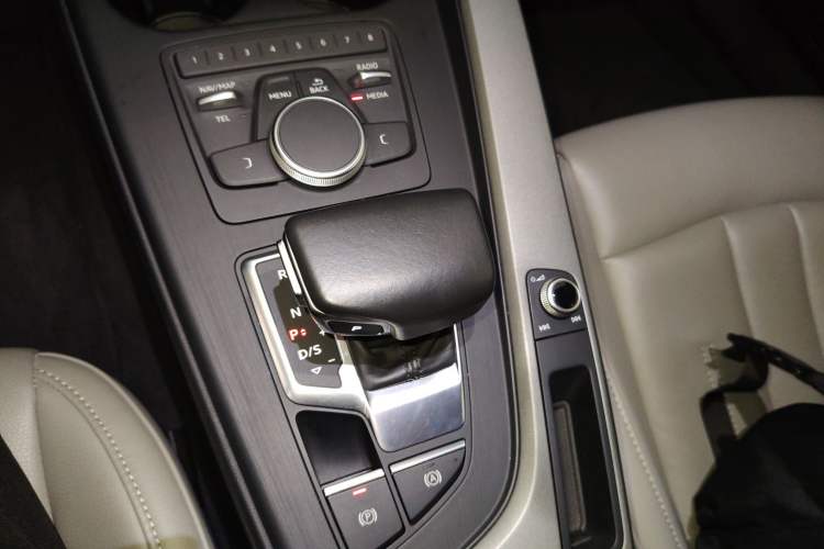 Used Audi A4L 2019 40 TFSI Ambition China VI Gear Lever