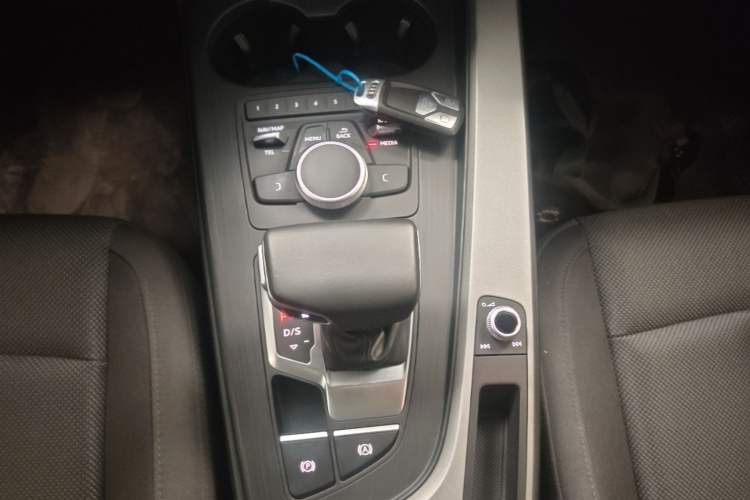 Used Audi A4L 2019 40 TFSI Ambition China VI Gear Lever
