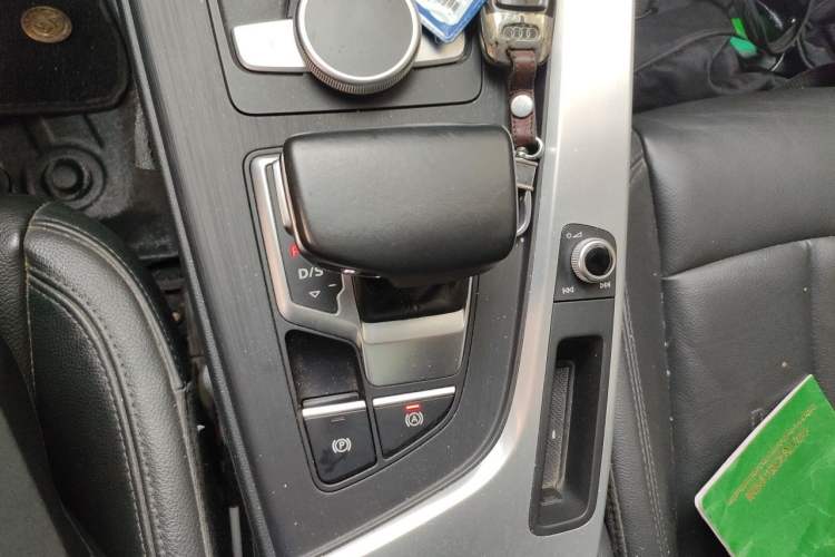 Used Audi A4L 2019 40 TFSI Fashion Edition China VI Emission Standard Gear Lever