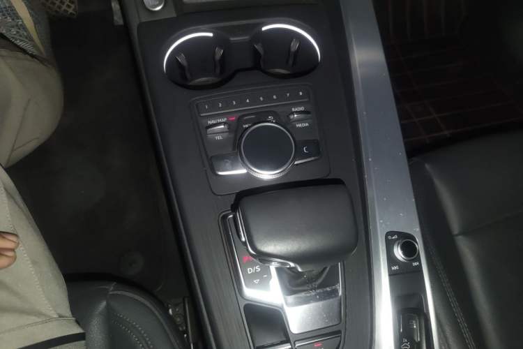 Used Audi A4L 2019 40 TFSI Fashion Edition China VI Emission Standard Gear Lever