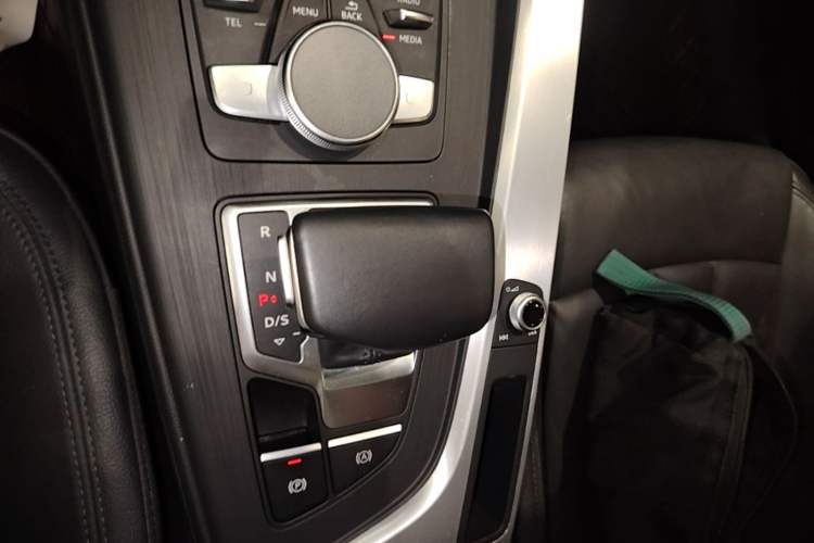 Used Audi A4L 2019 40 TFSI Fashion Version China V Gear Lever