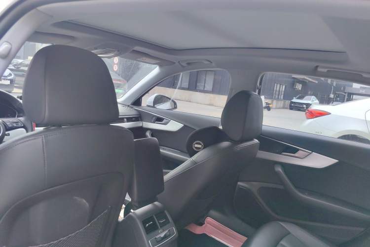 Used Audi A4L 2019 40 TFSI Fashion Edition China VI Emission Standard Headliner