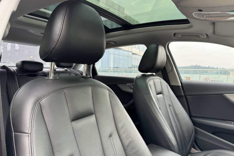Used Audi A4L 2019 40 TFSI Ambition China VI Headliner