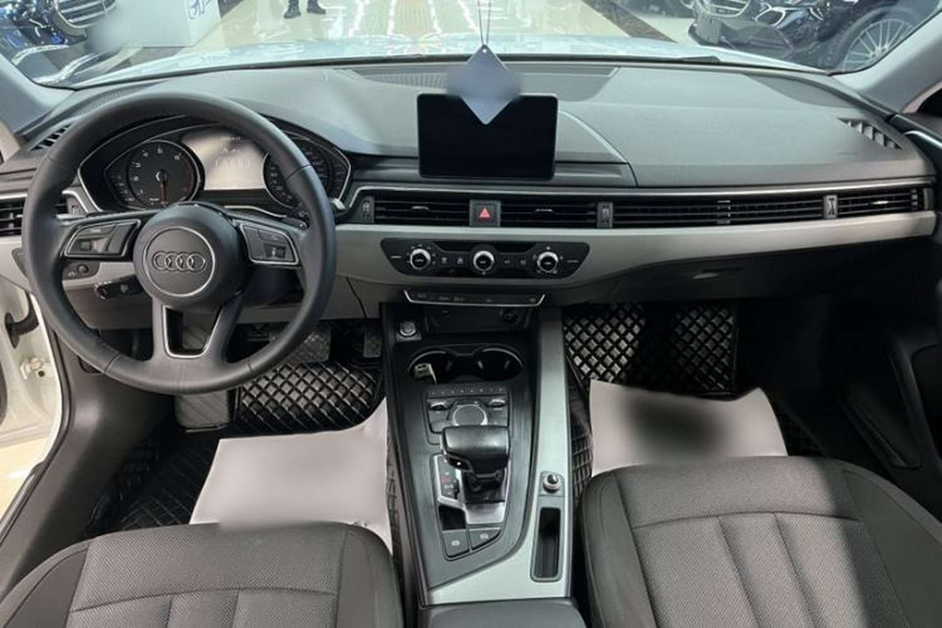 Used Audi A4L 2019 40 TFSI Ambition China VI Interior 1