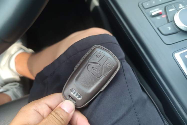 Used Audi A4L 2019 40 TFSI Ambition China VI Interior 1
