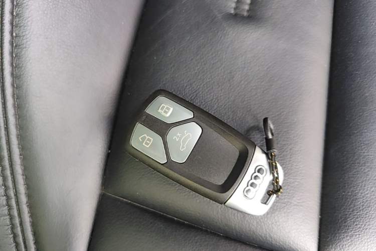 Used Audi A4L 2019 40 TFSI Ambition China VI Interior 1